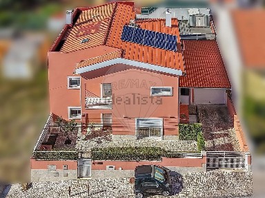Moradia independente à venda em Pontinha e Famões