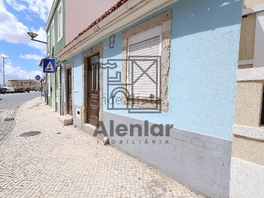 Moradia independente à venda na Rua Luís de Camões