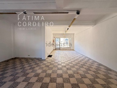 Arrendamento de espaço comercial na Avenida Rainha Dona Leonor, 43
