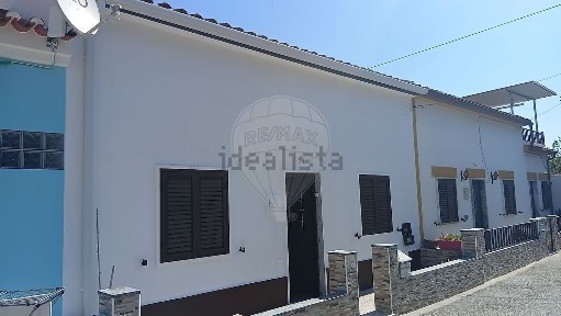 Moradia independente à venda na Rua do Outeiro