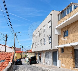 Apartamento T3 à venda na Rua Leais de Pedrouços, 110