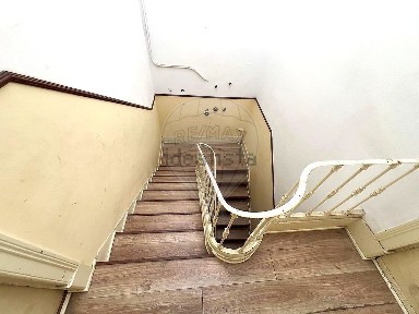 Apartamento T2 à venda na Rua do Vale de Santo António