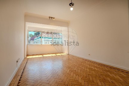 Apartamento T2 à venda na Rua do Vale de Santo António