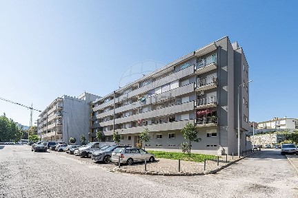 Apartamento T3 à venda na Rua José António Cruz