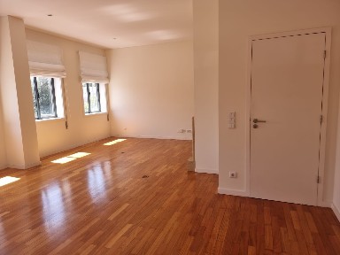 T2 + 1 / 130 m²/ L/ Garagem 2 carros /Zona Industrial