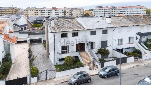 Casa ou moradia à venda na Rua Bruxelas, 72