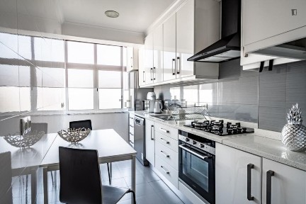 Arrendamento de apartamento T2 na Rua Professor Celestino da Costa