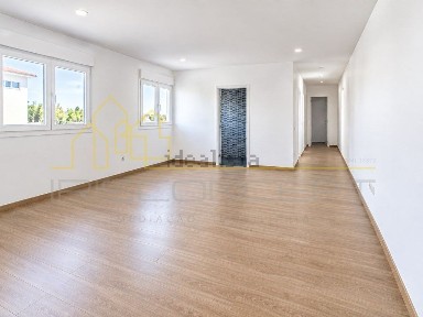 Apartamento T2 à venda em Colmeias e Memória