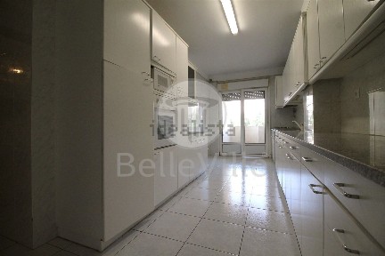 Apartamento T3 à venda na Praça do Bocage, 54