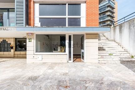 Espaço comercial à venda na Rua Pulido Valente