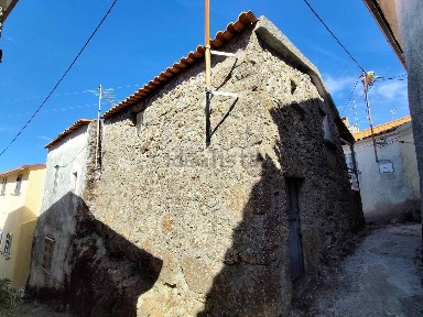 Moradia independente à venda em Teixoso e Sarzedo