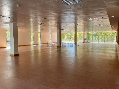 Arrendamento de escritório com espaços partilhados na Rua Rui Teles Palhinha, 8