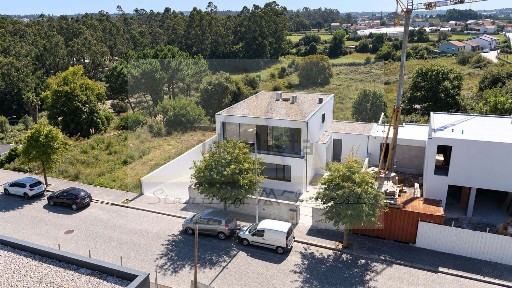 Casa ou moradia à venda em Rua das Flores - Mouzinho