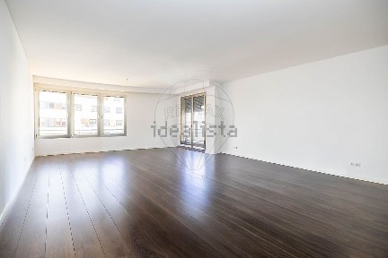 Arrendamento de apartamento T4 na Avenida Diogo Cão