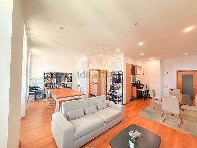 Apartamento T3 à venda no Largo Santa Bárbara