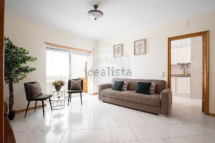 Apartamento T2 à venda na Avenida Francisco Sá Carneiro C
