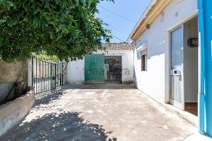 Moradia independente à venda em Carvoeira e Carmões