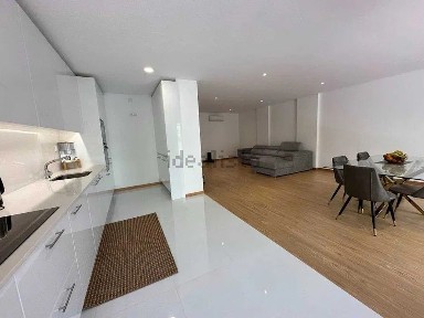 Arrendamento de apartamento T4 na Rua Dona Maria da Conceição Mota Sotomayor