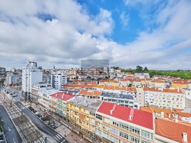 Apartamento T5 à venda na Avenida 25 de Abril de 1974