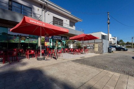 Cafetaria para trespasse na Rua Jorge Ferreirinha, 808