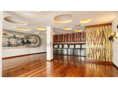 Arrendamento de espaço comercial na Rua do Telhal