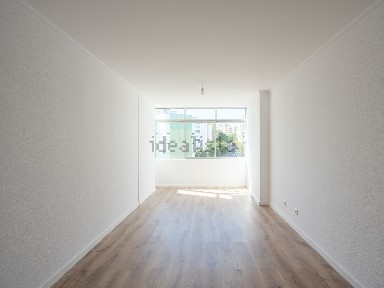 Apartamento T3 à venda na Avenida General Humberto Delgado