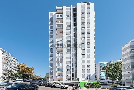 Apartamento T3 à venda na Praceta Santa Rita de Cássia