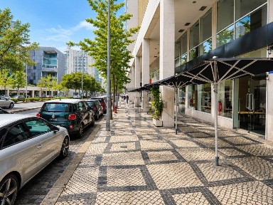 Espaço comercial à venda na Avenida Dom João II