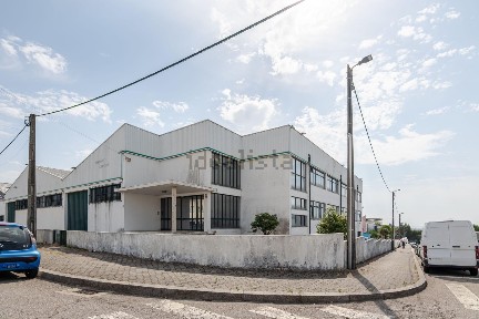 Arrendamento de armazém na Rua Carvalhas, 16