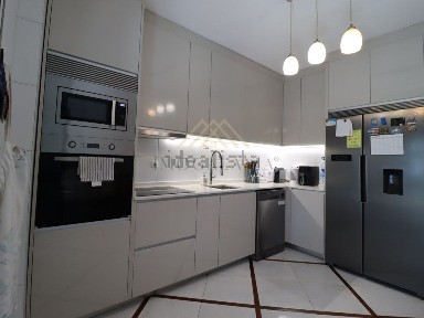 Apartamento T3 à venda na Rua Doutor António Ferreira Gomes