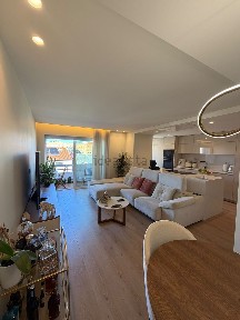 Apartamento T3 à venda na Rua Gomes de Amorim