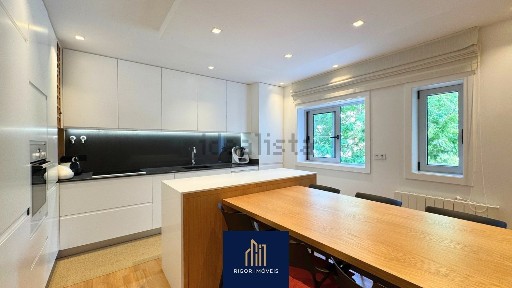 Apartamento T4 à venda na Avenida Santos Graça