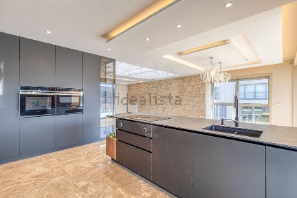 Apartamento T4 à venda na Rua Almeida Garrett