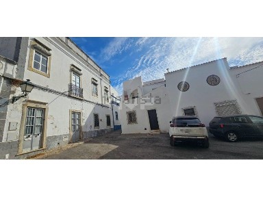 Moradia independente à venda no Largo da Praça Velha