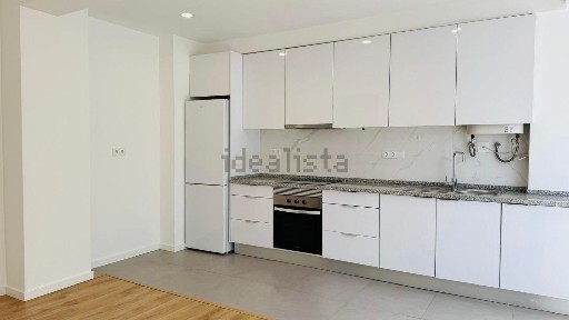 Arrendamento de apartamento T2 na Praça Doutor Ernesto Roma, 7