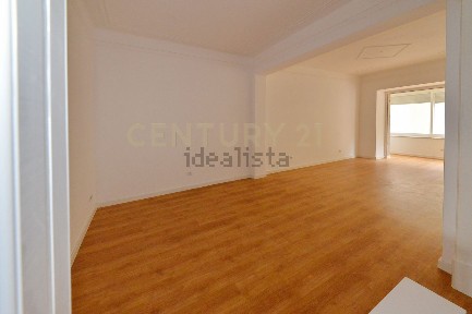 Arrendamento de apartamento T2 na Rua Sampaio Bruno