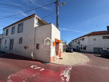 Apartamento T1 à venda no Largo Infante Dom Henrique, 96 a