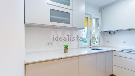 Apartamento T3 à venda na Praça Faria da Costa s/n