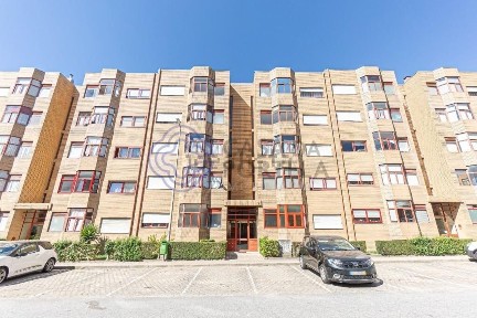 Arrendamento de apartamento T2 na Rua Fernando Pessoa, 55