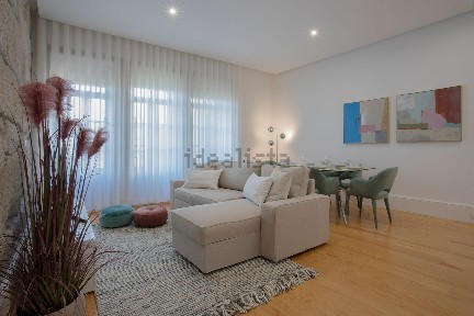 Arrendamento de apartamento T2 na Rua do Almada