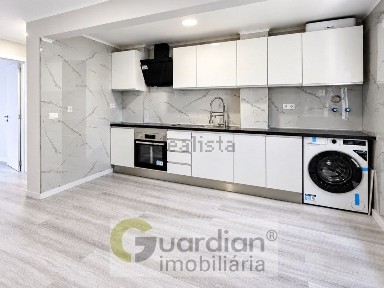 Apartamento T3 à venda na Rua João Jacinto de Magalhães