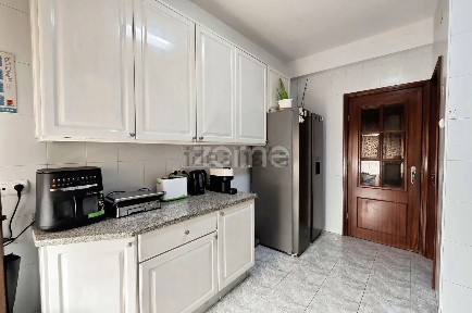 Apartamento T4 à venda na Rua Doutor António Luís Gomes, 95