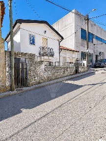 Moradia independente à venda na Rua Azenha Cima