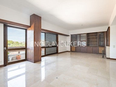 Arrendamento de apartamento T4 nas Laranjeiras