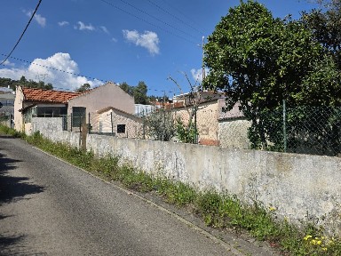 Moradia independente à venda na Estrada Graciosa