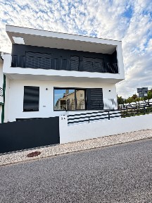 Moradia geminada à venda em Pontinha e Famões