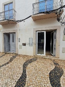Arrendamento de espaço comercial na Rua Cândido dos Reis, 58