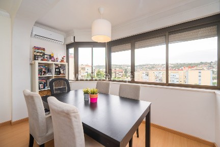 Apartamento T3 à venda na Póvoa de Santo Adrião e Olival Basto