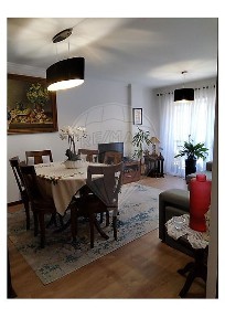 Apartamento T3 à venda na Rua Vitorino Nemésio, 18