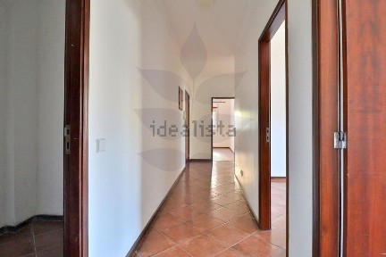 Arrendamento de apartamento T3 na Rua Doutor Alberto Cruz, 9
